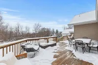 6 Min to Ark! Accommodates 17!