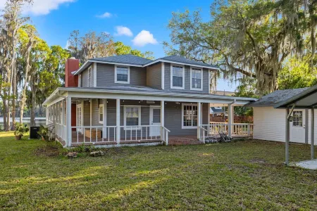 Charming Tampa Lakehouse - Prime Location close to everything! Отели в г. Лейк-Магдалин