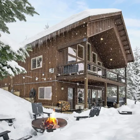 Secluded 4-bedroom Cabin Retreat with Game Room, AC, Hot Tub and Amazing View