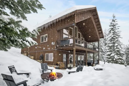 Secluded 4-bedroom Cabin Retreat with Game Room, AC, Hot Tub and Amazing View
