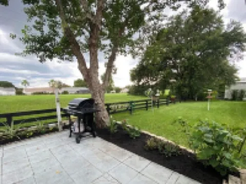 Renovated! Between Two Squares with Golf Cart ! Hotels in The Villages