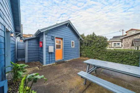 Blue Octopus #5 Personal Beach Cabin. Ocean View.