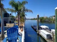 Waterfront-canal/w/Gulf view-pets welcome-private dock for a fee. Hotels in Hudson