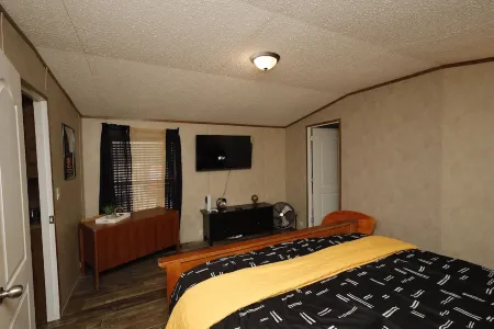 Cozy secluded home. Close to lakes, spacious yard for family & pet friendly!