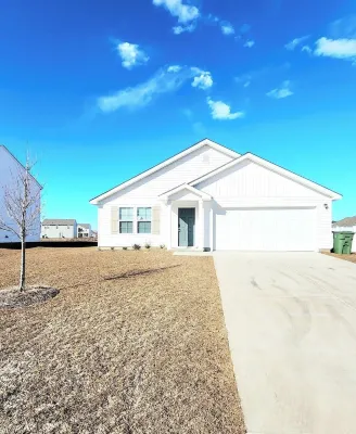 Charming and Cozy 4BR 2BA House with Parking, Minutes from I-95 and Buc-ees Hotels in Florence