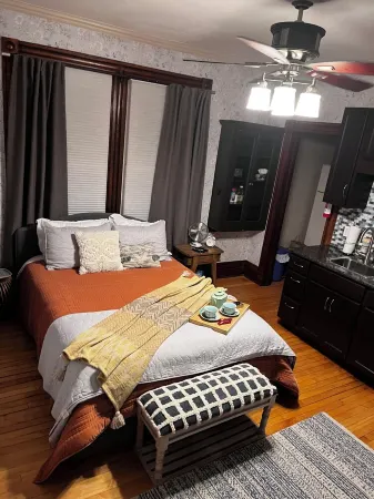 Romantic Second floor walk up Studio suite in central Marquette w sauna access