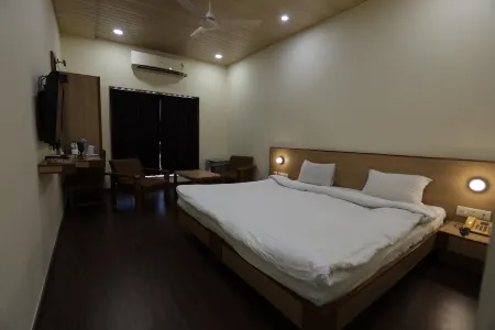 The Lotus Hotel Отели рядом с достопримечательностью «8 GUJ BN NCC JUNAGADH»