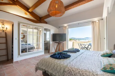 Superb VILLA 100 m from the beach with swimming pool Отели рядом с достопримечательностью «Eglise Sainte-Maxime»