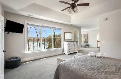 Sunrise Villa - 7000 sf: 5 king/1 queen/7 single beds, heated pool, great views Hotels near Phantom Fireworks of Buford