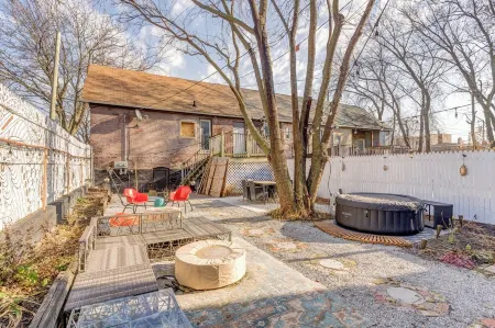 Animal House Near Sox Stadium Отели рядом с достопримечательностью «Университет Чикаго»