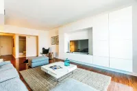 Modern 2 Bed, 2 Bath Gem in Sunny Isles – Prime Location on Collins Ave!