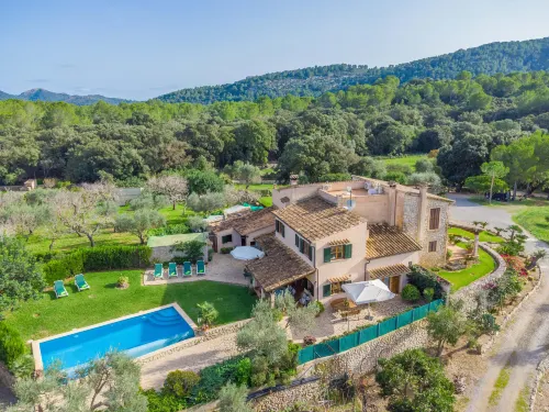 REYNES - Rustic villa with private pool and free Wi-Fi - Homestays