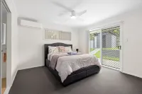 Wakerley Family Home Hotel dekat Kayak Fun