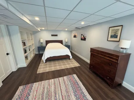 Beautifully built Cape Elizabeth home nestled in the woods on 2.5 acres Отели рядом с достопримечательностью «Заказник Робинсон Вудс»