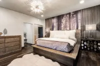 The perfect stay- 6 Bedroom, 4 Bath with a  HOT TUB