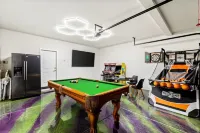 Palm Palace: 11 beds, sleeps 21, Waterslide & Golf Hotels in Coachella