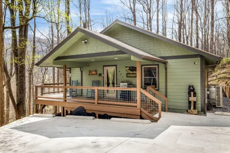 Lovely, One-Story Cabin in a Serene Mountain Country Club - Golf, Fish, and Ski