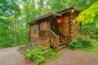Private Wooded Cabin - 8 Minutes to Top Trails -Hot Tub Room