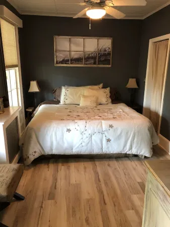 1856 Trading House w/ walk to water Отели рядом с достопримечательностью «Поквотт Бич Фронт»