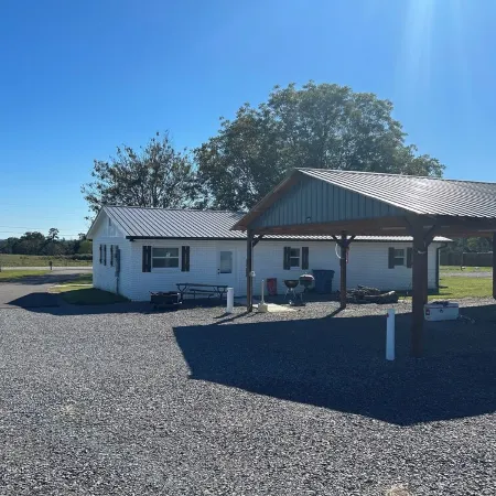 Close to Lake G’VILLE 3-BR house with AC, BOAT BARN-24’x48’, WiFi in Albertville