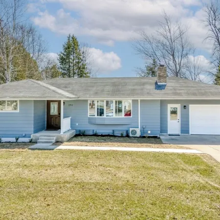 Lake Shore Luxury- 4-bedroom house in charming Escanaba with AC, WiFi. Book now Отели в г. Эсканаба