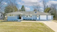 Lake Shore Luxury- 4-bedroom house in charming Escanaba with AC, WiFi. Book now Hôtels à proximité de : Delta County Historical Museum