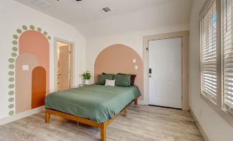 The Retro Retreat - Close to Downtown, Fort Sam