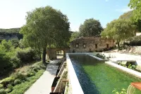 Prieuré Saint-Nicolas - les Maisons Hotels in Arpaillargues-et-Aureillac