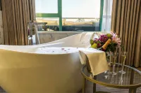 Executive Plaza Hotel & Conference Centre, Metro Vancouver - Hot Tub