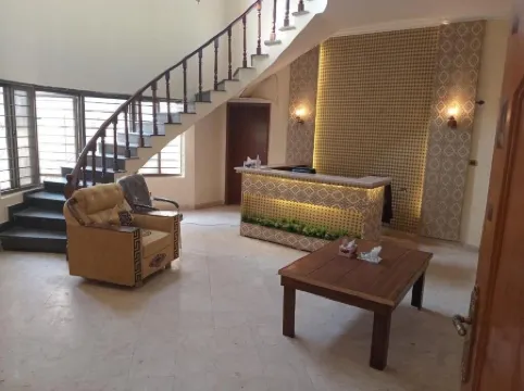 R.M Guest House Отели рядом с достопримечательностью «Юниверсити Колледж Лахор»