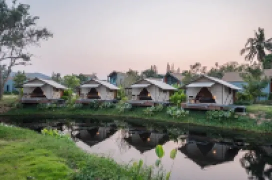 The Tree Riverside Kaeng Krachan Hotels near Kaeng Krachan National Park