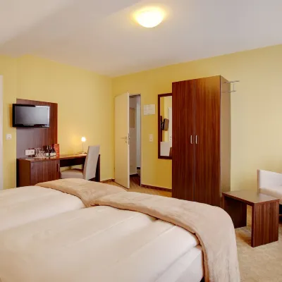 Hotel Mercedes City Отели рядом с достопримечательностью «Поппельсдорф»