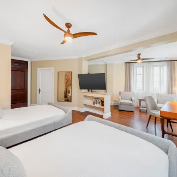 Hotel St. Michel Отели рядом с достопримечательностью «Венецианский бассейн»