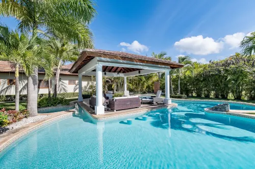 Beautiful Villa with Pool Gym and Maid
