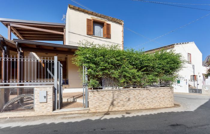 GuestHost - Countryside Sicily House
