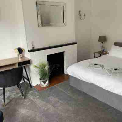 2-Bed Sleeps 4 Free Parking Pets Allowed Rooms