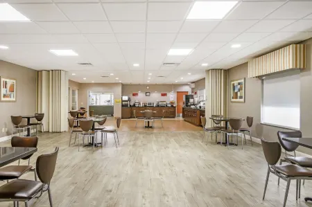 Best Western Plus Brunswick Inn  Suites Отели в г. Глинн