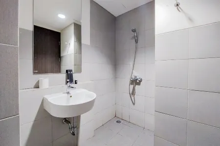 Elegant and Comfy Studio Apartment at Bintaro Icon Отели рядом с достопримечательностью «BX Rink»