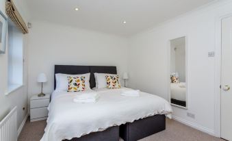 3Br Central Patio Home with Parking