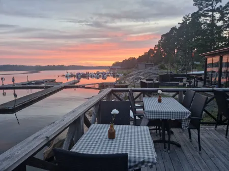 Gårdshotell Klockargården Отели в г. Эстаммар