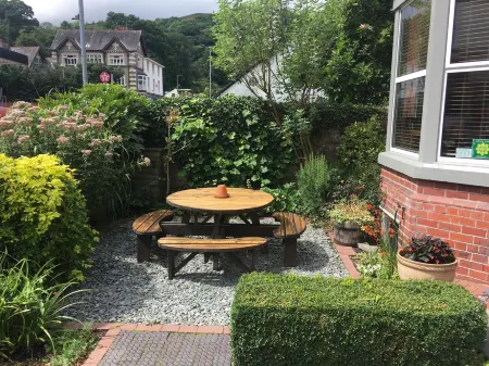 Llangollen Hostel Guest Rooms - No Dormitories - Self Catering Отели рядом с достопримечательностью «Blackwood's»