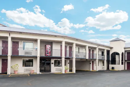 Super 8 by Wyndham San Antonio Pearl District / Downtown