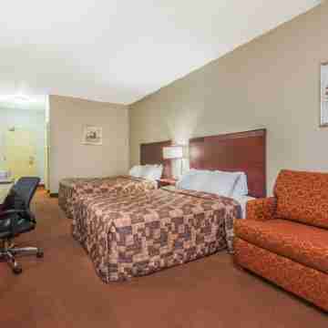 Howard Johnson by Wyndham Toronto Downtown West Rooms