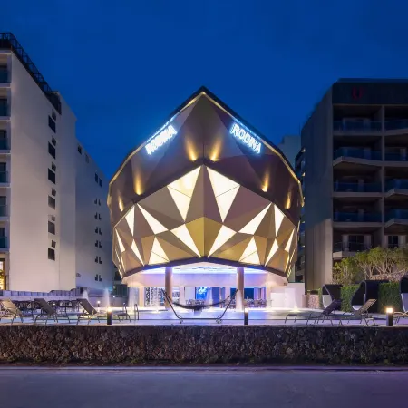 Rodina Beach Hotel Отели рядом с достопримечательностью «Парк Юрского Периода»
