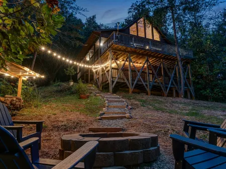 Into the woods 45 Min to Asheville w/ Hot Tub