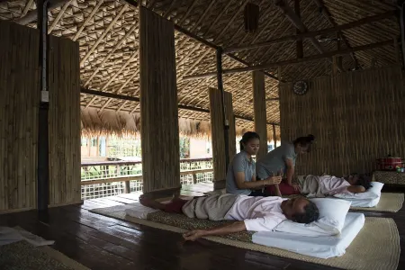 Baantonlamphu Pakpra Отели рядом с достопримечательностью «Wat Pradu Riang School»