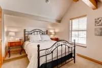 Beautiful condo next to trails, lake, skiing, shops and restaurants! Hot tub!