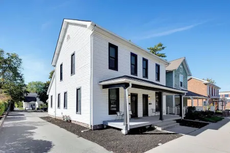 Miller House-Modern Remodel 2BR Historic Townhome blocks to downtown Noblesville