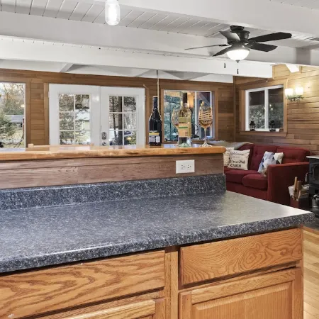 Cabin Vibes & Family Friendly w-Private Hot Tub Steps to Rainier