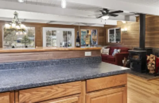 Cabin Vibes & Family Friendly w-Private Hot Tub Steps to Rainier